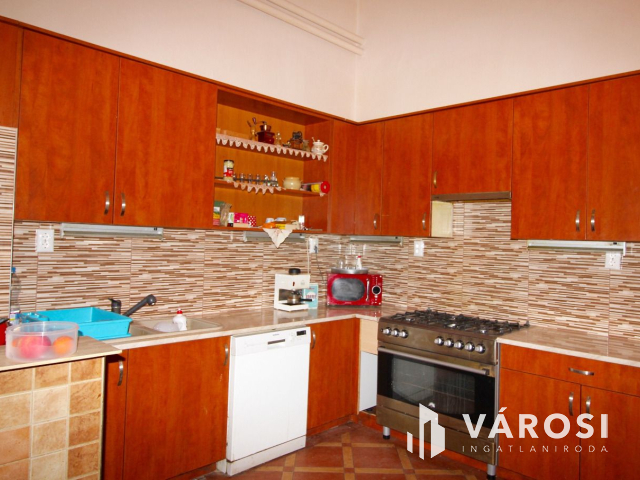 Hatalmas polgári ház és gazdasági terület