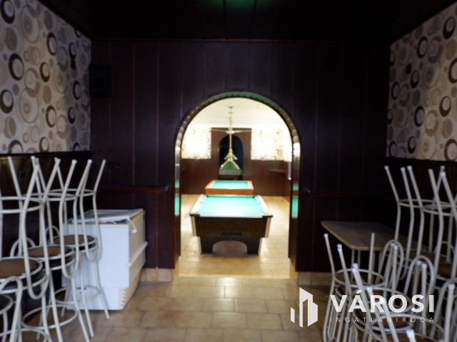 Üzlethelyiség teljes berendezéssel eladó!