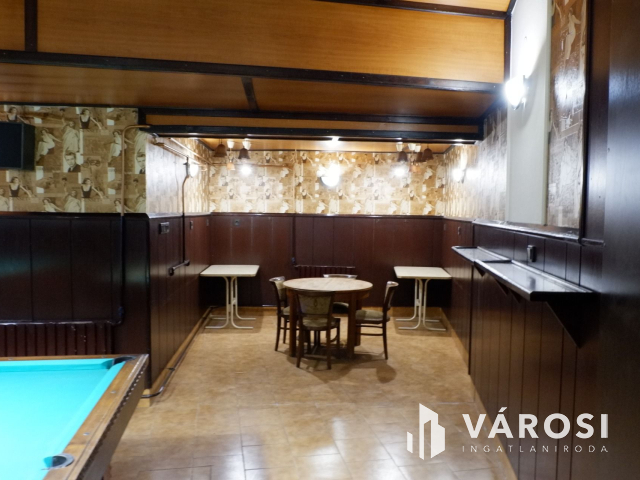 Üzlethelyiség teljes berendezéssel eladó!