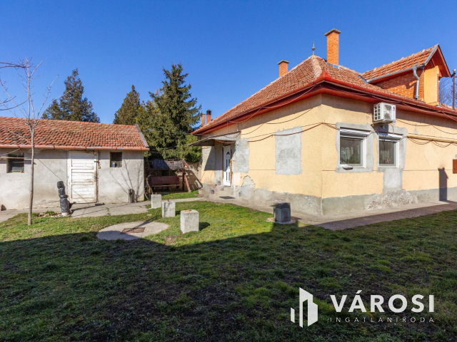 Ide bőröndel lehet költözni, berendezett.