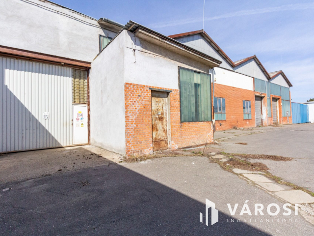 Hódmezővásárhelyen ipari övezetben csarnokok.