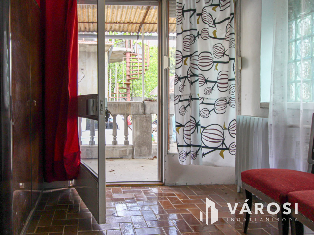 Megosztható telek, két családi házzal Únyon