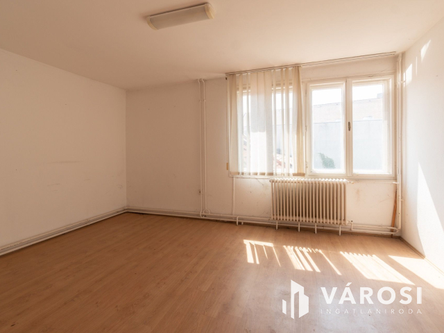 Siófok belvárosában a főtéren 591 nm lakóterű ingatlan eladó