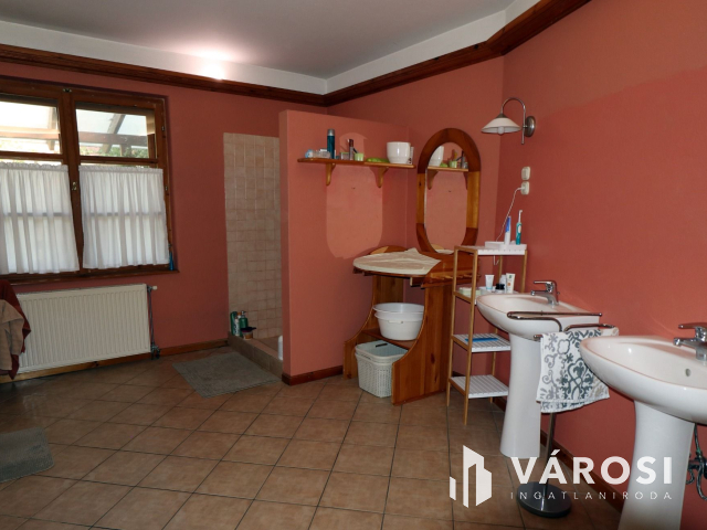 Gyönyörű, kertkapcsolatos otthon, lehetőségekkel.