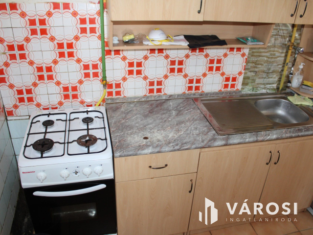 Tégla ház, csendes utcában eladó.