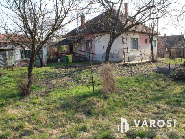 Tégla ház, csendes utcában eladó.