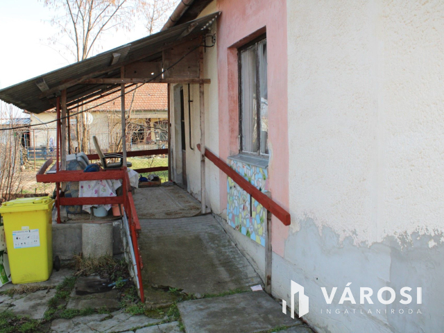 Tégla ház, csendes utcában eladó.