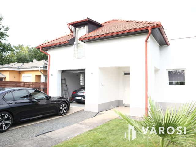 Medencés kényelem, kertvárosi környezetben!