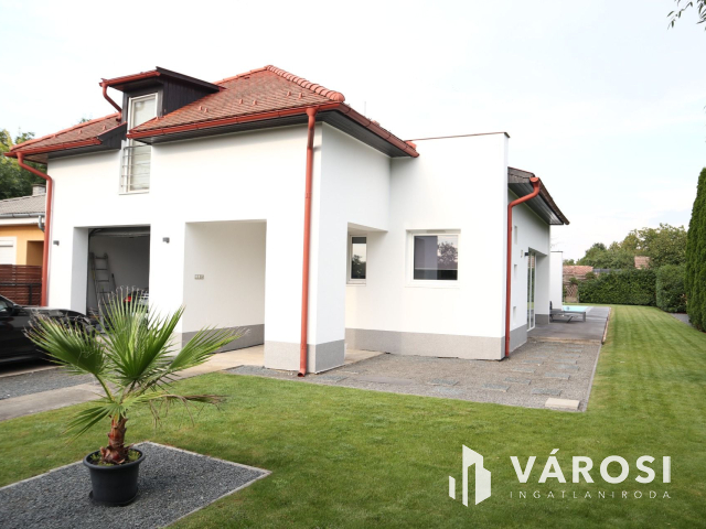 Medencés kényelem, kertvárosi környezetben!