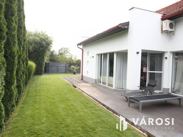 Medencés kényelem, kertvárosi környezetben!