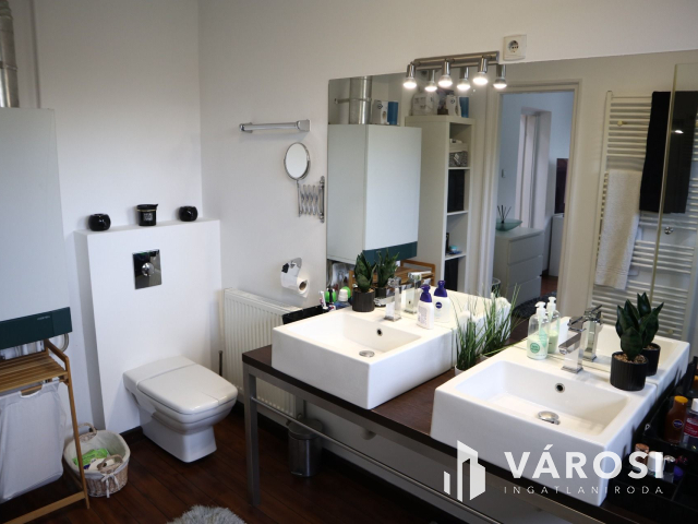 Medencés kényelem, kertvárosi környezetben!