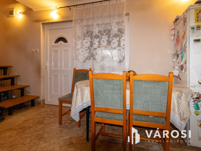 Újszerű, tetőteres téglaház az Almáskertekben