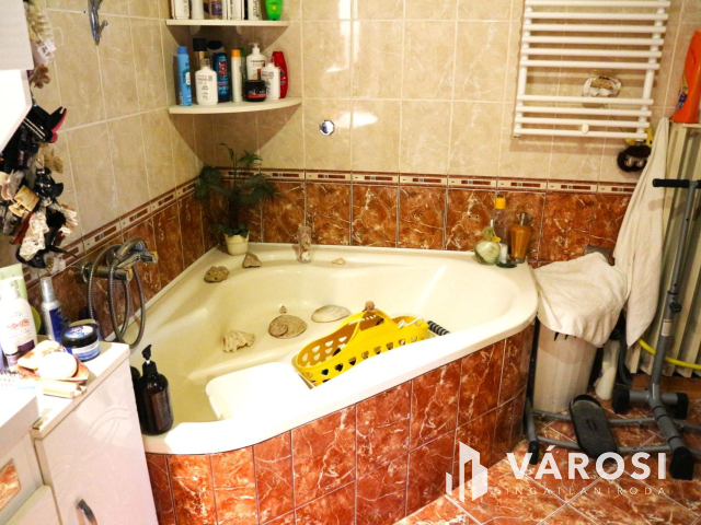 Szombathely beépített kandalló,pincés, bútorozott Alkotás u.