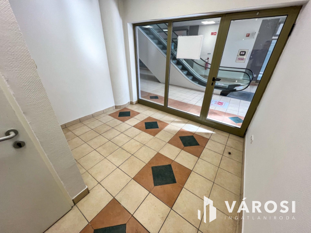 Salgó Center földszintjén üzlethelyiség kiadó!