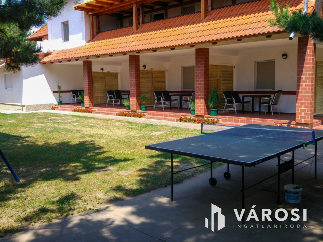 15 apartmanból álló apartmanház eladó Siófokon