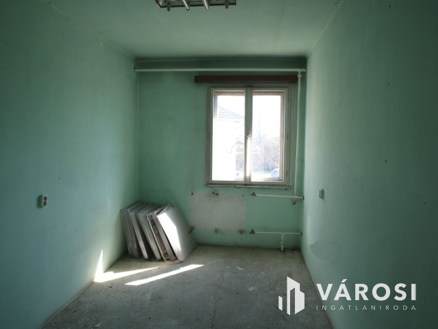 SZÁLLÁSHELY létesítésére alkalmas kétszintes IRODAHÁZ