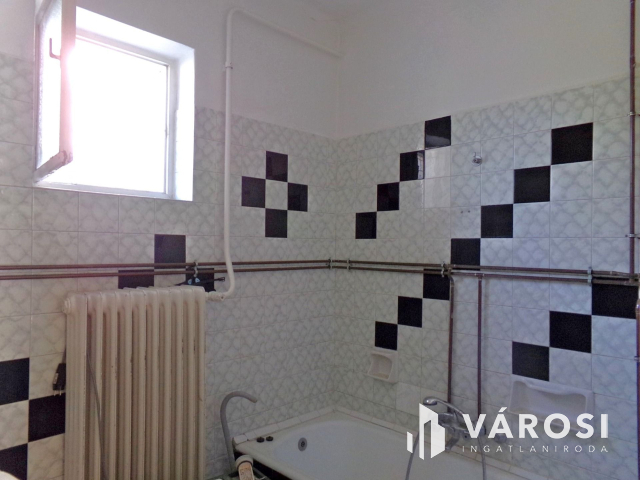 Gyulán belvárosi telek, két családi házzal eladó