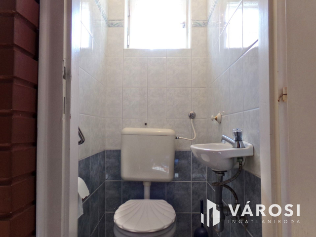 Gyulán belvárosi telek, két családi házzal eladó