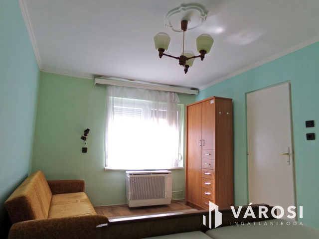 Gyulán belvárosi telek, két családi házzal eladó