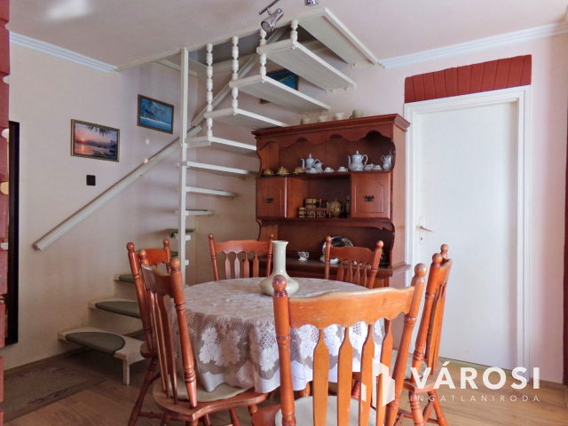 Gyulán belvárosi telek, két családi házzal eladó