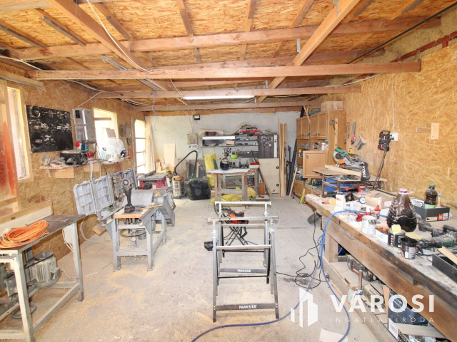 Ház tele lehetőségekkel, nagy telekkel, melléképülettel.