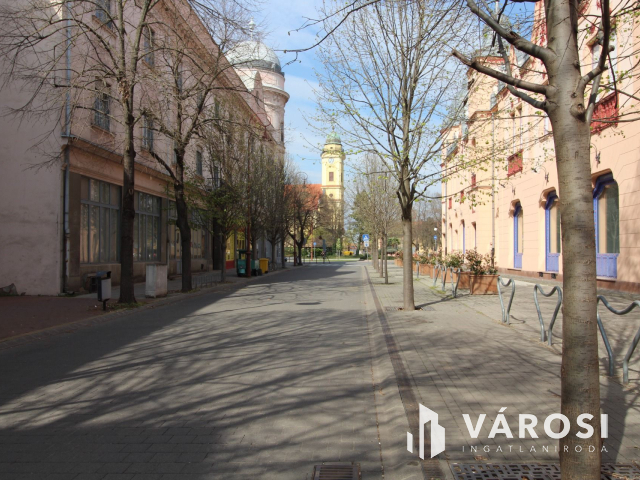 Három üzlethelyiség Szentes központjában