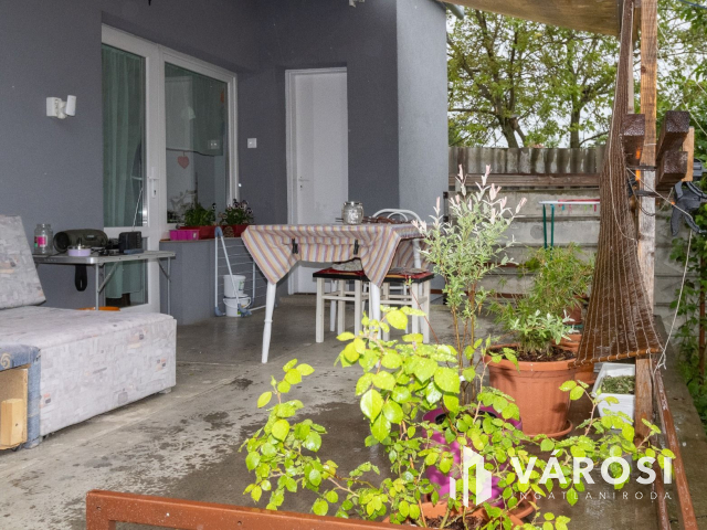 Kétszintes, kifogástalan szerkezetű téglaház