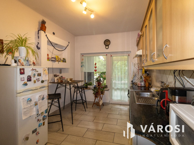 Kétszintes, kifogástalan szerkezetű téglaház