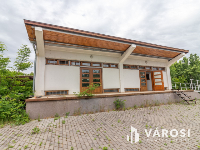 Korszerű épülettel ipari terület eladó!