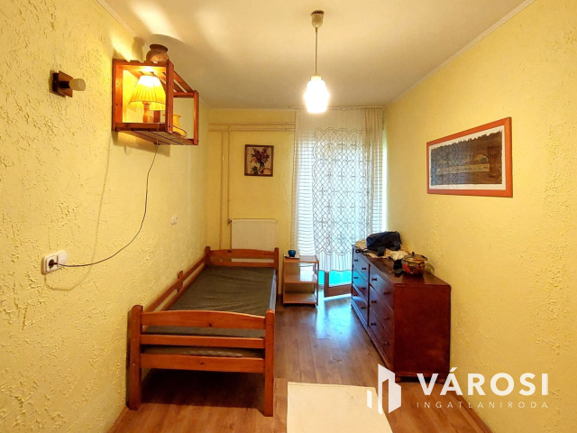 Toszkán hangulatú VíZPARTI HÁZ fürdőövezetben, napelemekkel