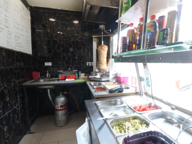 Mars téren Gyros-os bűfé, eladó.