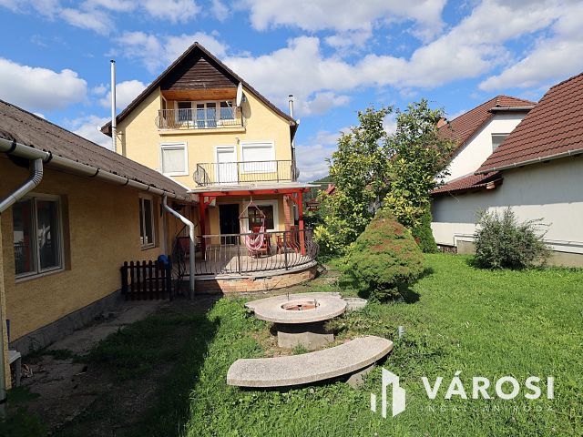 Nagy családi ház Parád központjában