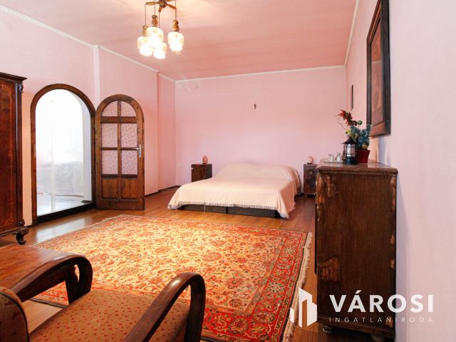 Sarkad központjában tágas családi ház+üzlethelyiség