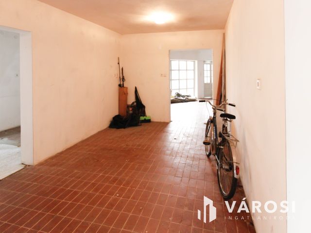 Sarkad központjában tágas családi ház+üzlethelyiség