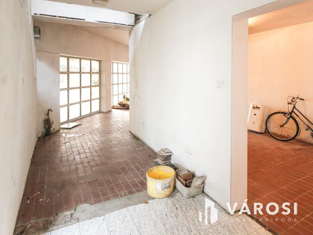 Sarkad központjában tágas családi ház+üzlethelyiség