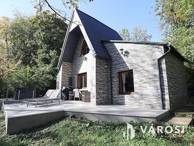 Mátrai kis faluban intim házikó eladó!