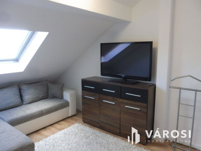 Újszeged legkedveltebb utcájában,minőségi szép lakás eladó.