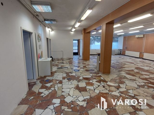 Üzletház méretű üzlethelyiség Ajka központjában eladó