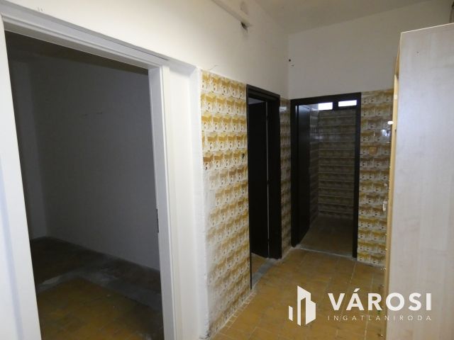 Üzletház méretű üzlethelyiség Ajka központjában eladó