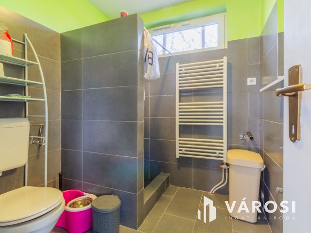 Frissen felújított kertkapcsolatos lakás