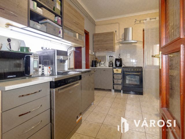 Masszív, kényelmes családi ház Gyulavári központjában