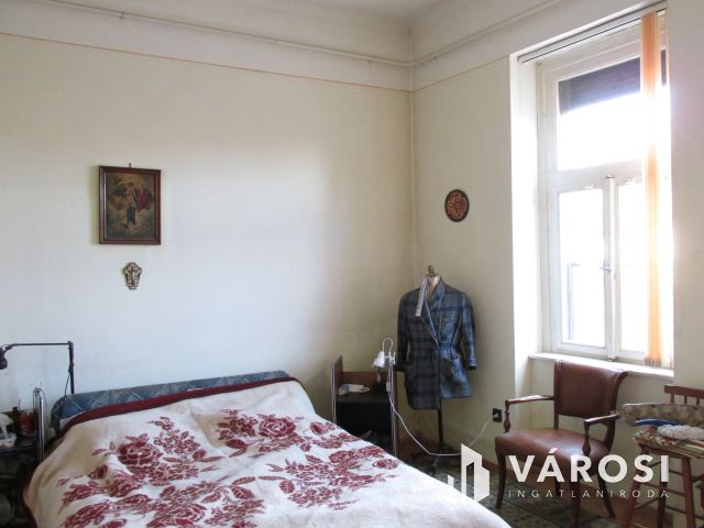 Egy központi elhelyezkedésű nagypolgári ház Érsekvadkerten