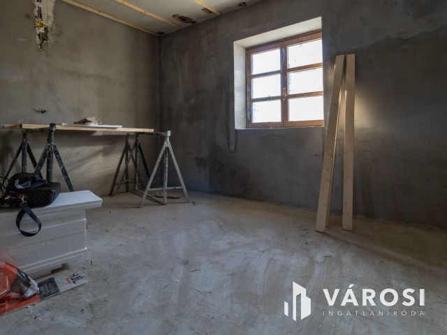 Felújítás alatt álló ház Jaminában, kiváló elhelyezkedéssel