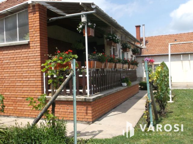 Masszív szerkezetű kétgenerációs ház nagy telekkel