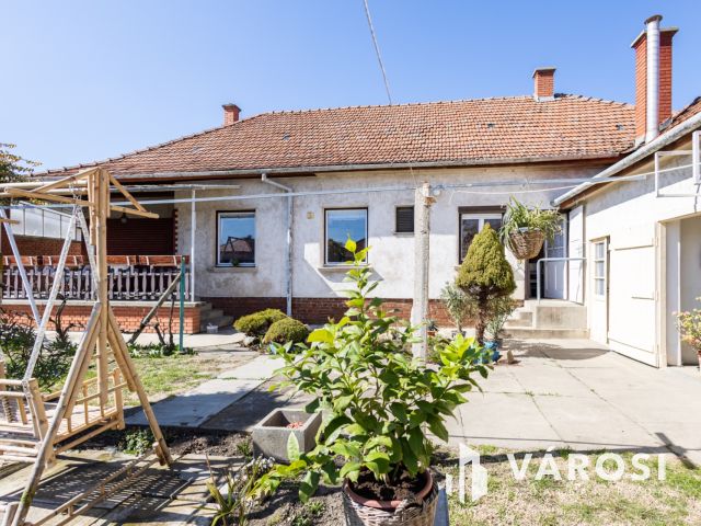 Masszív szerkezetű kétgenerációs ház nagy telekkel