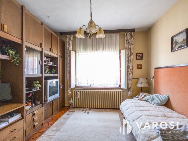 Masszív szerkezetű kétgenerációs ház nagy telekkel