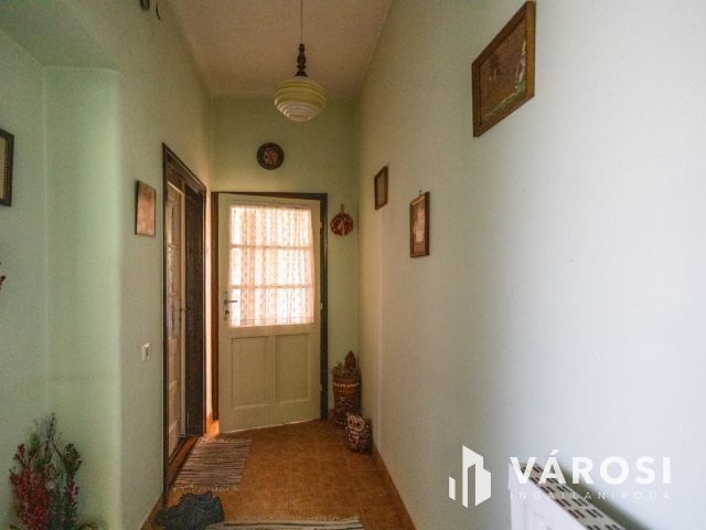 Masszív szerkezetű kétgenerációs ház nagy telekkel