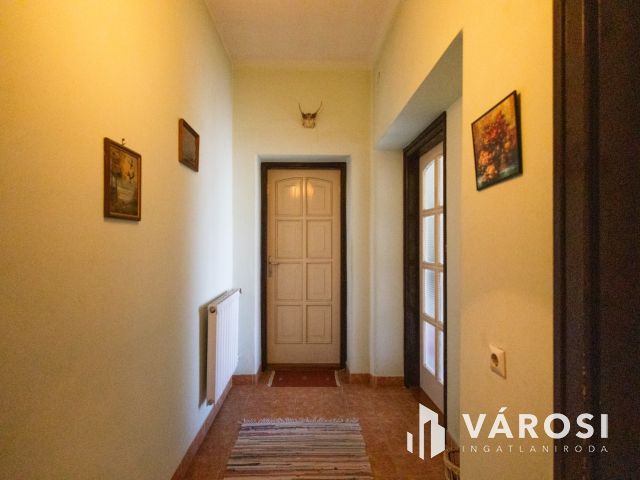 Masszív szerkezetű kétgenerációs ház nagy telekkel