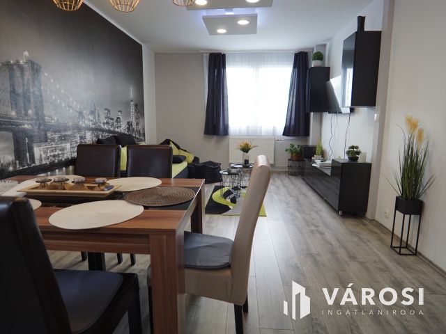 Belváros közeli, igényes lakás a hetediken!