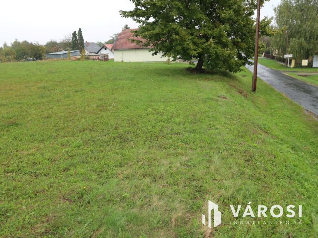 Kemestaródfa központjában beépíthető  üres telek eladó.